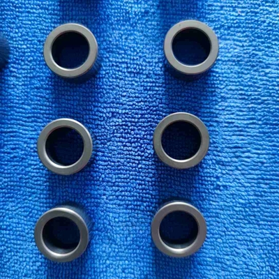 Manga de rolamento deslizante de carboneto de silício personalizada para sistemas de bombas industriais Aplicações de alta temperatura e alta tensão